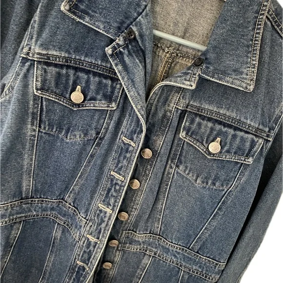 Blue Jean Jacket with Fitted Silhouette and Classic Design - Picture 2 of 4